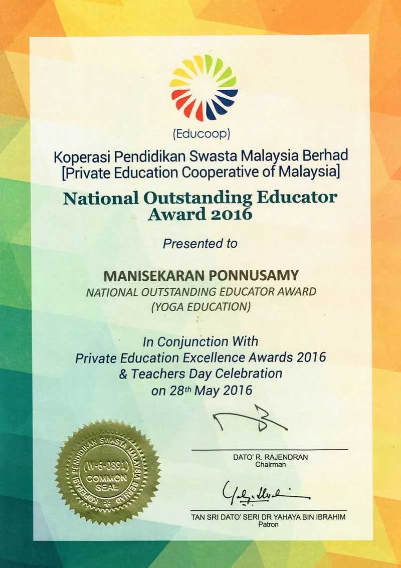 Master Manisekaran receiving the National Outstanding Educator Award, 2016